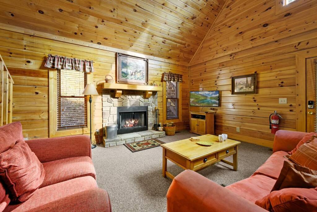 Beautiful 2 Bed Cabin With Hot Tub And Resort Pool Sevierville Dış mekan fotoğraf