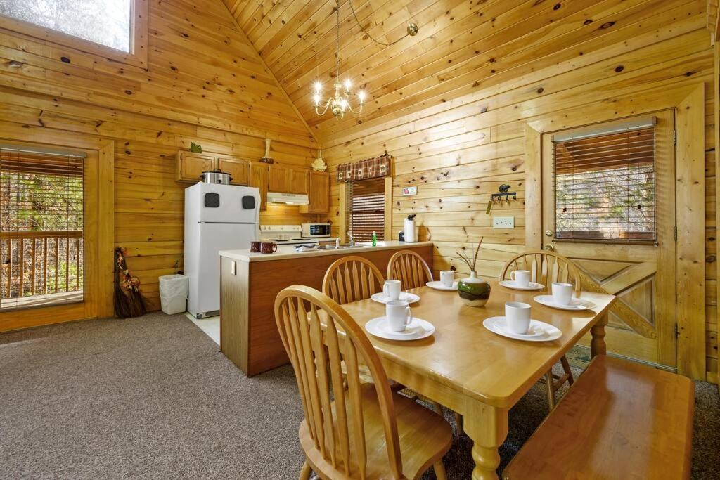 Beautiful 2 Bed Cabin With Hot Tub And Resort Pool Sevierville Dış mekan fotoğraf