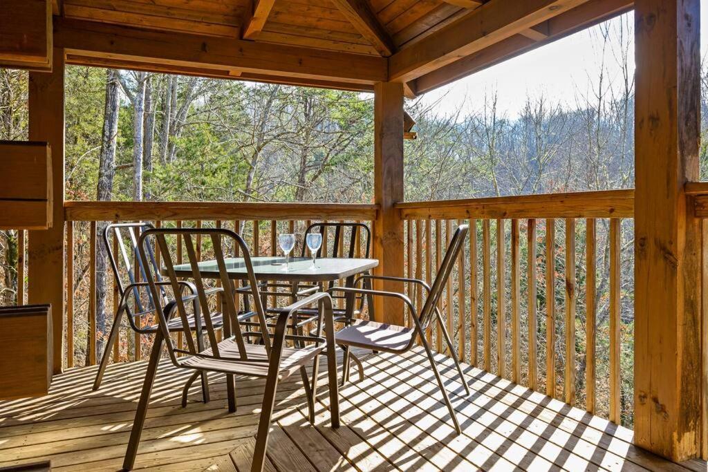 Beautiful 2 Bed Cabin With Hot Tub And Resort Pool Sevierville Dış mekan fotoğraf