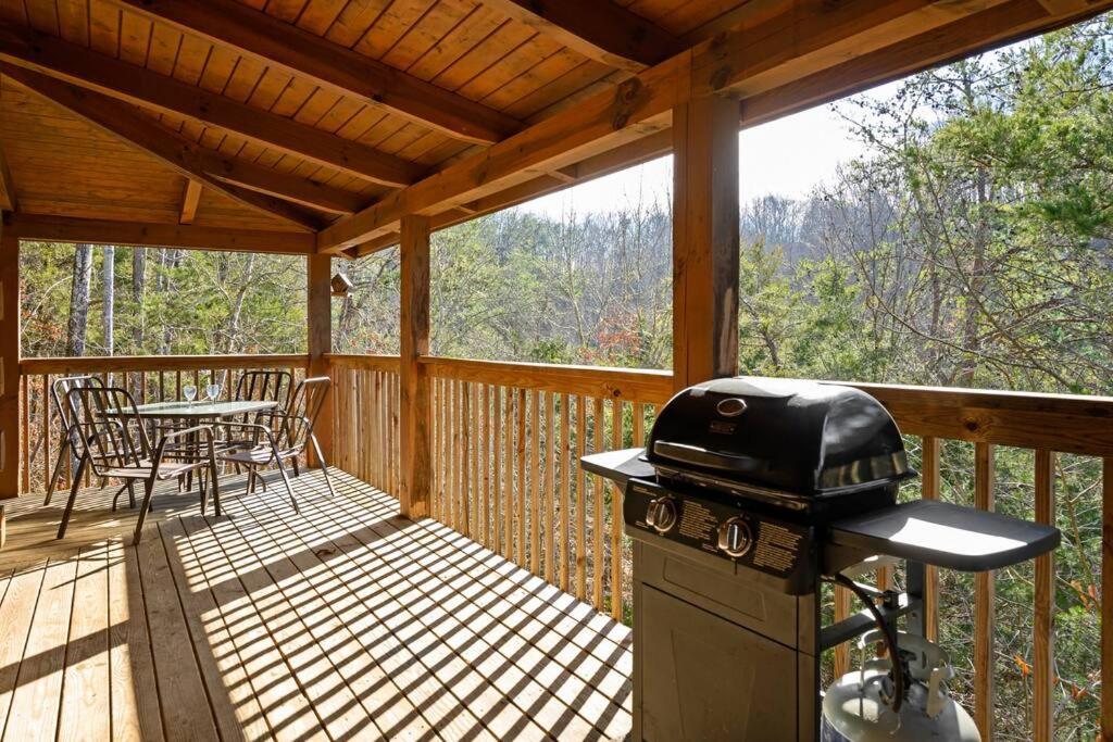 Beautiful 2 Bed Cabin With Hot Tub And Resort Pool Sevierville Dış mekan fotoğraf
