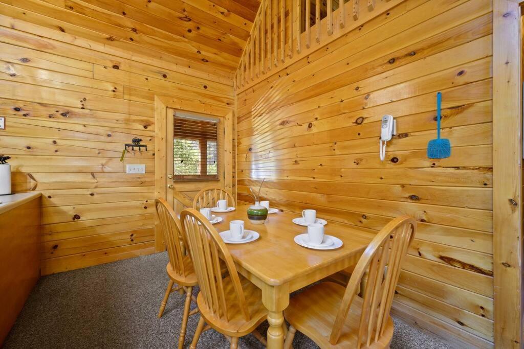 Beautiful 2 Bed Cabin With Hot Tub And Resort Pool Sevierville Dış mekan fotoğraf