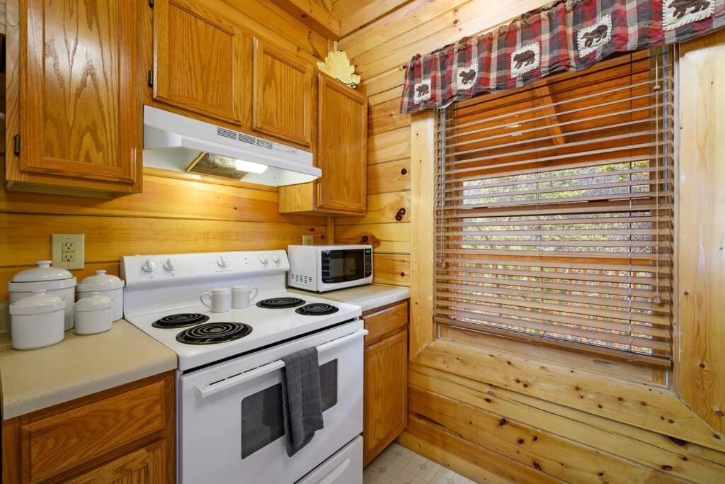 Beautiful 2 Bed Cabin With Hot Tub And Resort Pool Sevierville Dış mekan fotoğraf