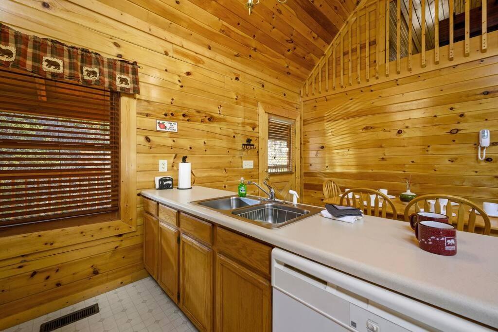 Beautiful 2 Bed Cabin With Hot Tub And Resort Pool Sevierville Dış mekan fotoğraf