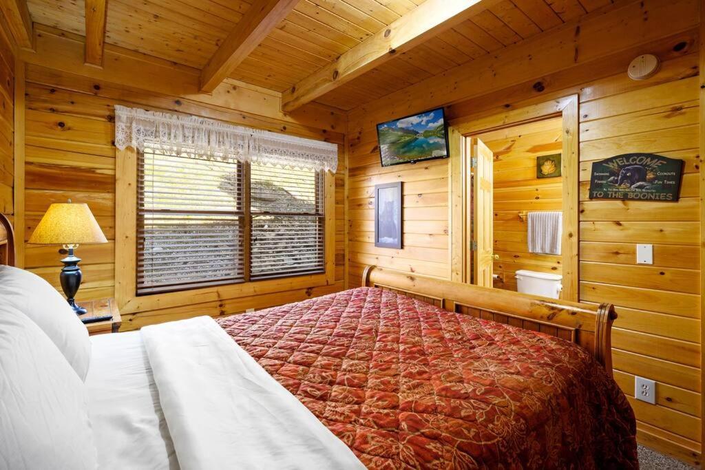 Beautiful 2 Bed Cabin With Hot Tub And Resort Pool Sevierville Dış mekan fotoğraf