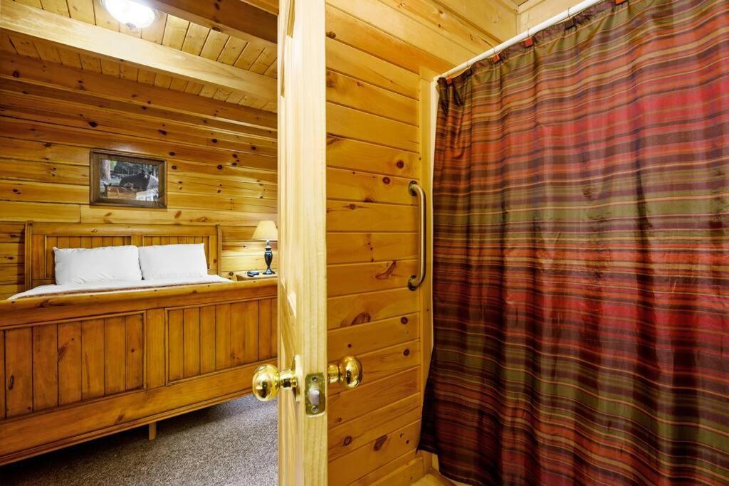 Beautiful 2 Bed Cabin With Hot Tub And Resort Pool Sevierville Dış mekan fotoğraf