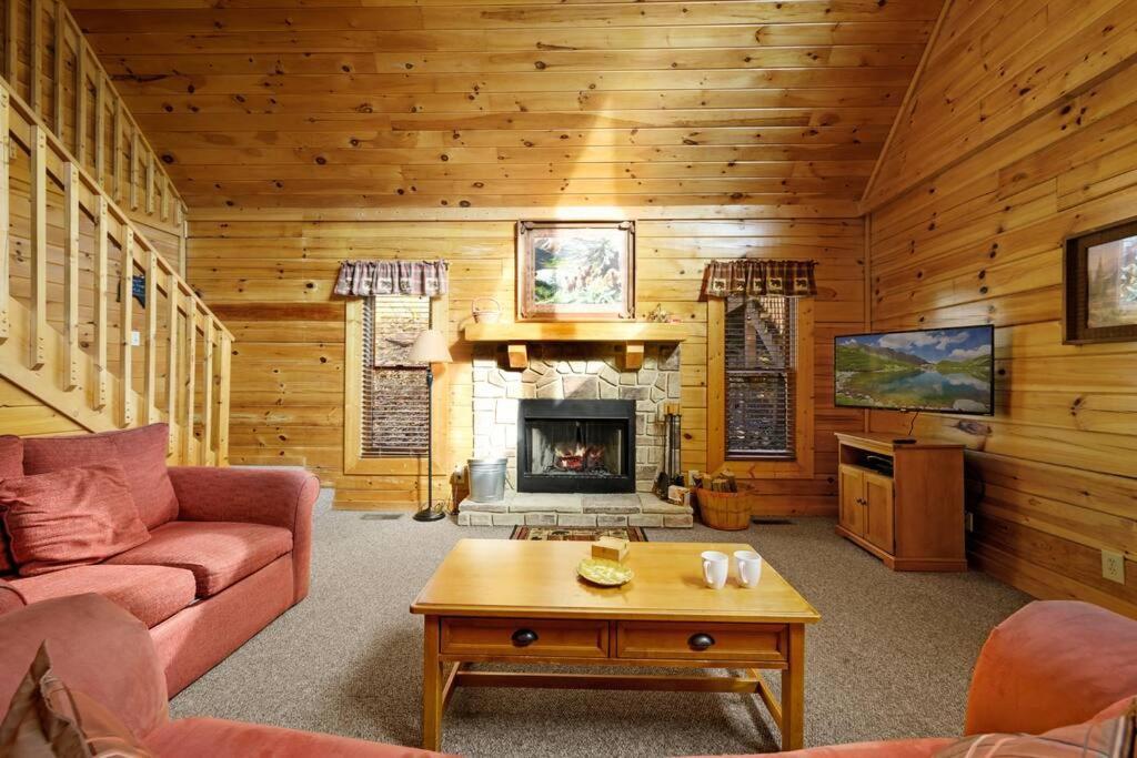 Beautiful 2 Bed Cabin With Hot Tub And Resort Pool Sevierville Dış mekan fotoğraf