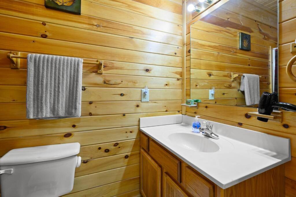 Beautiful 2 Bed Cabin With Hot Tub And Resort Pool Sevierville Dış mekan fotoğraf