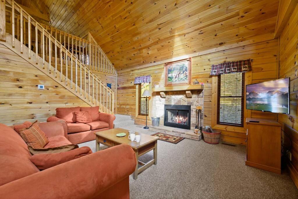 Beautiful 2 Bed Cabin With Hot Tub And Resort Pool Sevierville Dış mekan fotoğraf