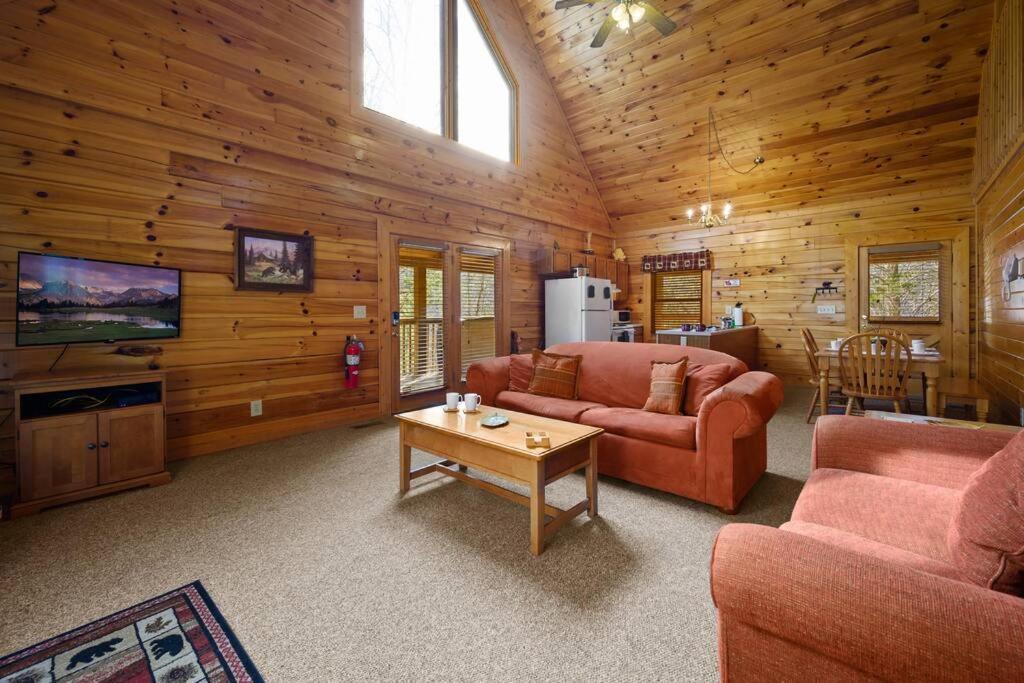 Beautiful 2 Bed Cabin With Hot Tub And Resort Pool Sevierville Dış mekan fotoğraf