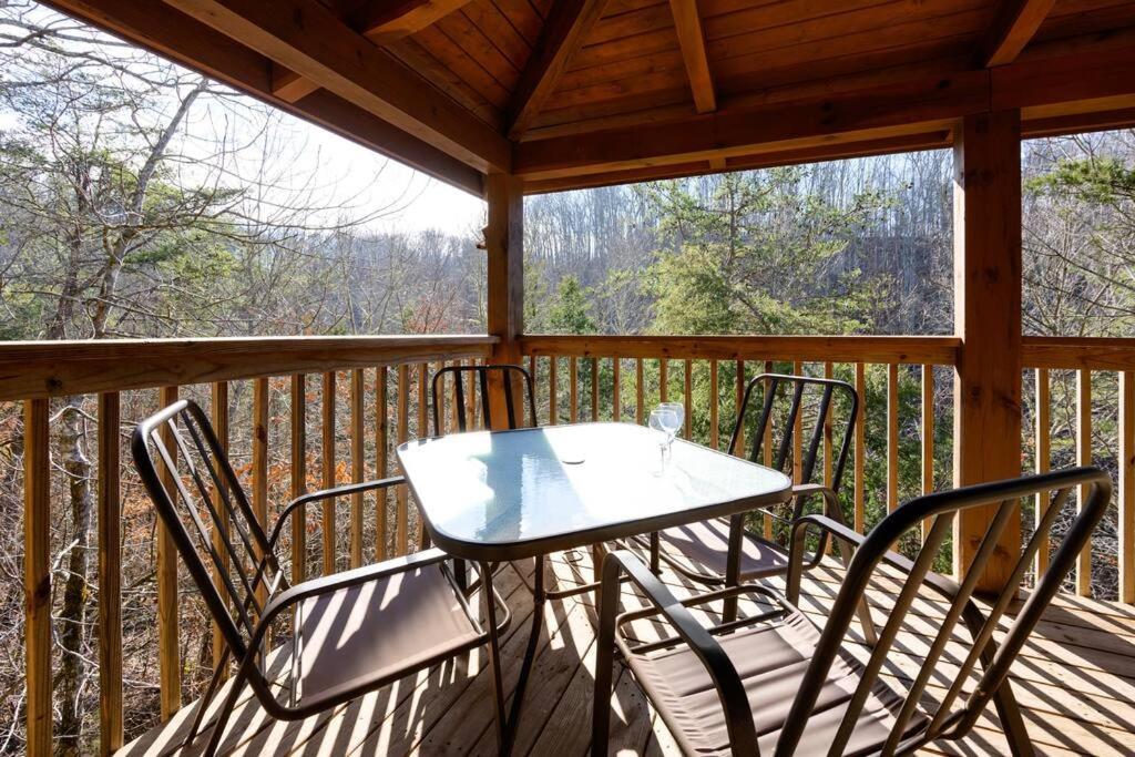 Beautiful 2 Bed Cabin With Hot Tub And Resort Pool Sevierville Dış mekan fotoğraf