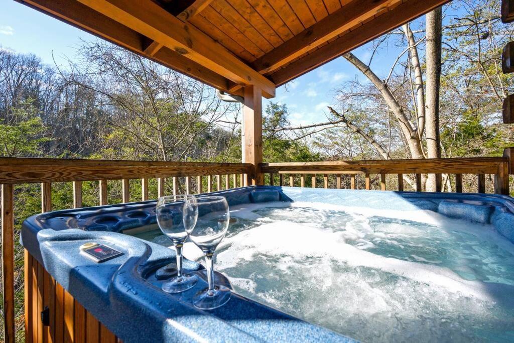 Beautiful 2 Bed Cabin With Hot Tub And Resort Pool Sevierville Dış mekan fotoğraf
