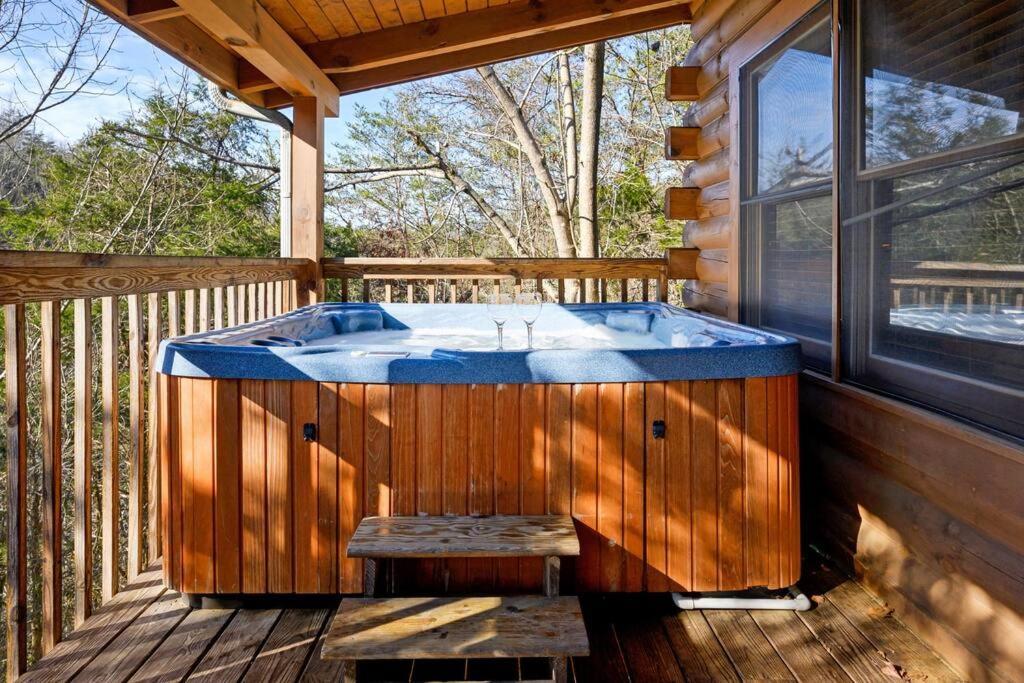 Beautiful 2 Bed Cabin With Hot Tub And Resort Pool Sevierville Dış mekan fotoğraf