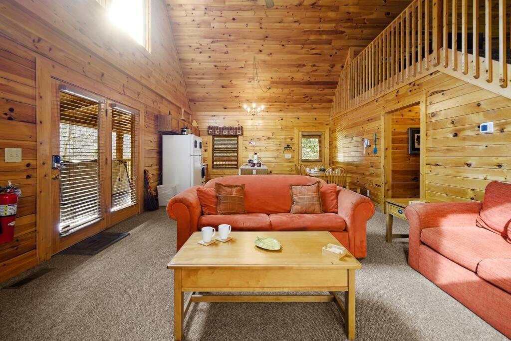 Beautiful 2 Bed Cabin With Hot Tub And Resort Pool Sevierville Dış mekan fotoğraf