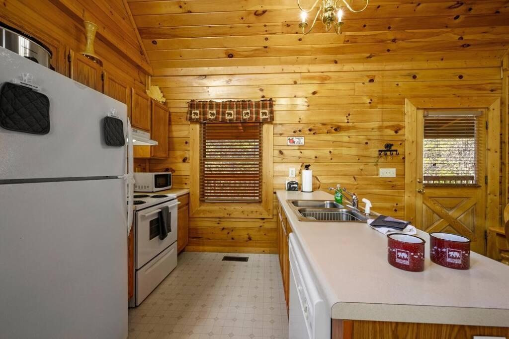 Beautiful 2 Bed Cabin With Hot Tub And Resort Pool Sevierville Dış mekan fotoğraf