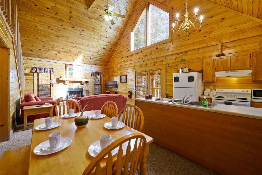 Beautiful 2 Bed Cabin With Hot Tub And Resort Pool Sevierville Dış mekan fotoğraf